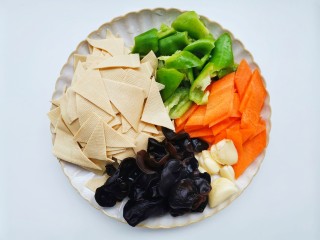 1、青椒炒千张,洗净切好食材。