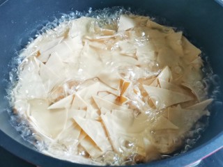 2、青椒炒千张,千张焯水一分钟去掉豆腥味捞出。