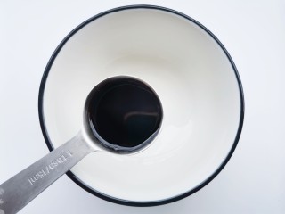 3、青椒炒千张,碗中加2勺生抽，