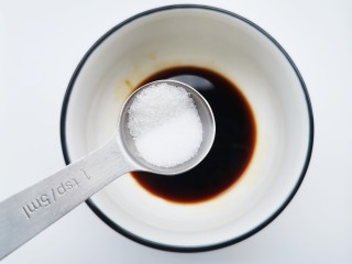 6、青椒炒千张,半勺盐半勺糖，