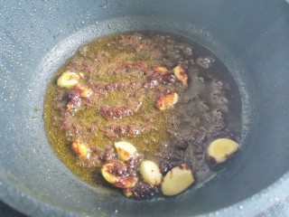 9、青椒炒千张,油热爆香大蒜，加豆瓣酱炒出红油，