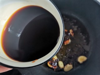 10、青椒炒千张,倒入料汁煮开，