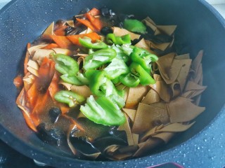 13、青椒炒千张,加入青椒，