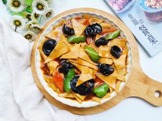 15、青椒炒千张,出锅盛盘。