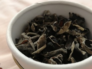 1、凉拌木耳,黑木耳，药食兼用的胶质真菌，干品中蛋白质、铁的含量很高。