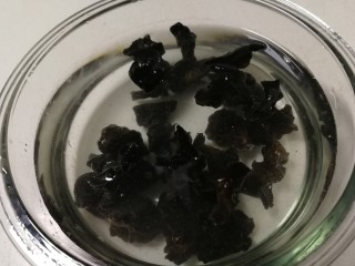 2、凉拌木耳,温水泡发。