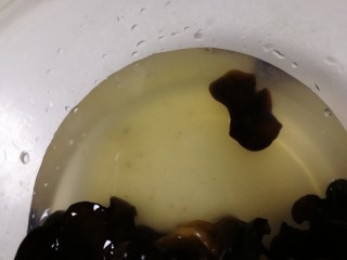 4、凉拌木耳,这是洗第一遍的水，又黄又浑浊。