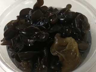 5、凉拌木耳,换水反复揉搓洗干净至水清。黑木耳清肺润肠，滋阴补血，其多糖作用于机体防疫系统抑肿瘤，还可以降血脂。