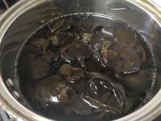 6、凉拌木耳,水开放入木耳，焯水3分钟，捞出过凉开水。