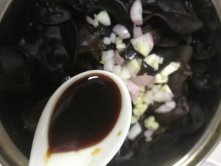 10、凉拌木耳,浇上生抽。