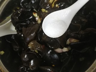 13、凉拌木耳,均匀洒上半小勺盐。