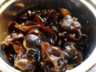 14、凉拌木耳,翻拌均匀。