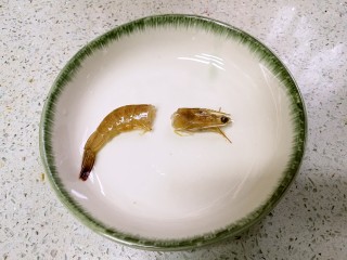 1、三珍炒虾球,先处理虾仁。鲜虾剪去头部。