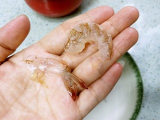 4、三珍炒虾球,脱壳。