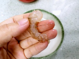 6、三珍炒虾球,去掉虾腹的沙线。