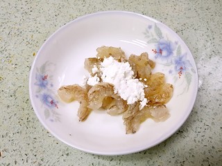 8、三珍炒虾球,剥好的虾仁放两小勺生粉、一点点盐。
