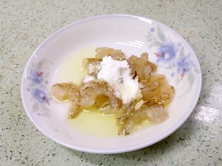 9、三珍炒虾球,倒入适量蛋清。