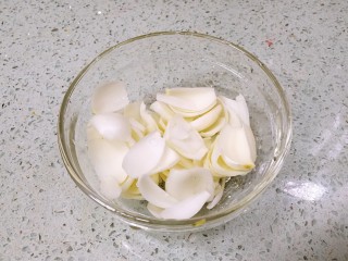 12、三珍炒虾球,百合掰开洗净。