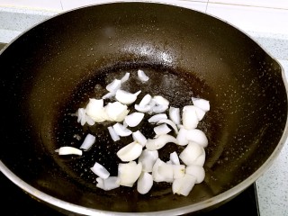 15、三珍炒虾球,倒入百合，翻炒一下，盛起。