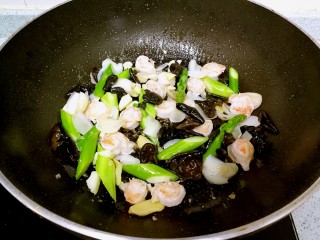 18、三珍炒虾球,倒入其它配菜，翻炒均匀。