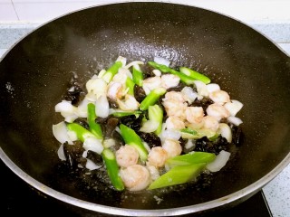 20、三珍炒虾球,把芡汁淋入锅，翻炒勾芡。