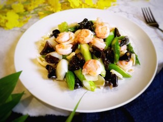 21、三珍炒虾球,装盘，完成。