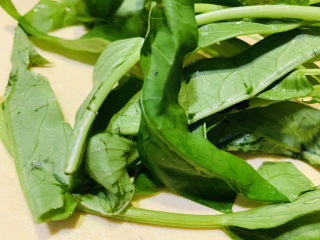 1、蒜蓉空心菜,空心菜摘去较老的部分，待用