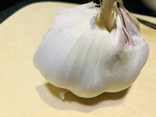 3、蒜蓉空心菜,准备蒜瓣