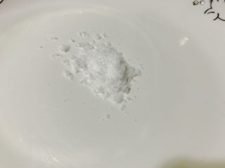 6、蒜蓉空心菜,准备一个装空心菜的碗，加少许盐