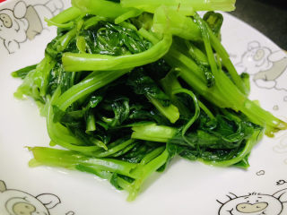 17、蒜蓉空心菜,盛入碗