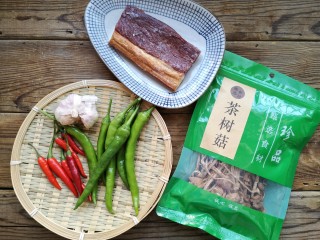 1、干锅茶树菇,准备食材。