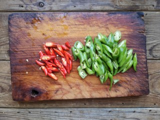 4、干锅茶树菇,二荆条和小米辣洗净斜刀切段。