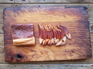 5、干锅茶树菇,腊肉切薄片。（我买的是真空包装免蒸免洗的腊肉）