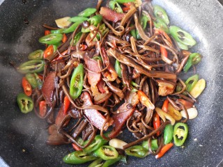 12、干锅茶树菇,大火翻炒均匀即可。