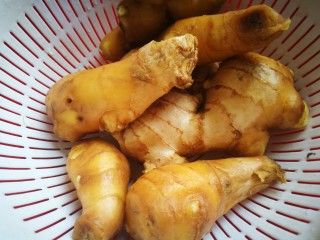 1、黑糖枸杞姜枣膏,姜洗净