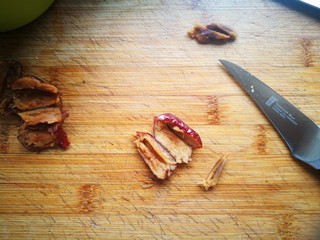 8、黑糖枸杞姜枣膏,红枣放凉一点后，挖去枣核