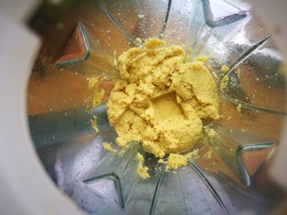 9、黑糖枸杞姜枣膏,姜用破壁机或料理机打成泥，不用很细。没有破壁机的话，就用刀剁成蓉。