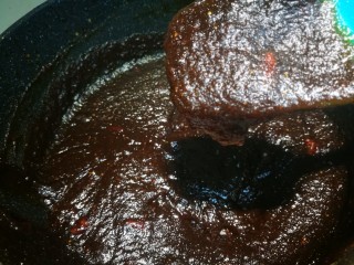 13、黑糖枸杞姜枣膏,小火慢熬，不停搅拌，整个过程大约一个多小时，熬到这个状态就差不多了，就是挑起膏，缓一缓才会慢慢滴落的样子，当然你也可以再熬干点，但装瓶就不太好装了。