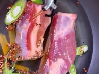 1、回锅肉,五花肉凉水下锅放入葱姜，花椒，料酒煮二十分钟