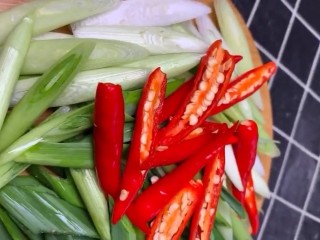 2、回锅肉,切点蒜苗，小米椒