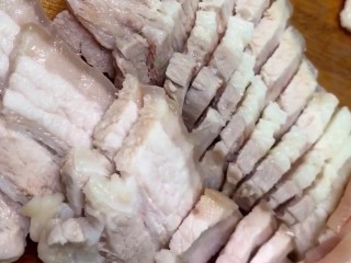 3、回锅肉,煮好的五花肉放凉切成薄薄的厚片