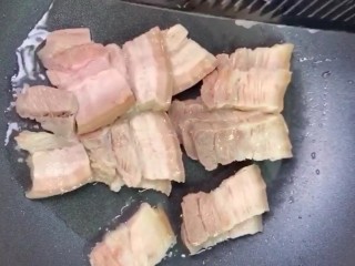 4、回锅肉,锅中放底油，放入肉片煸炒