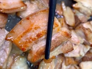 5、回锅肉,炒至两面金黄，炒出多余的油脂