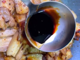 6、回锅肉,加入豆瓣酱，风味豆豉，料酒，生抽，耗油，老抽