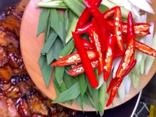 7、回锅肉,炒香酱料后加入原料