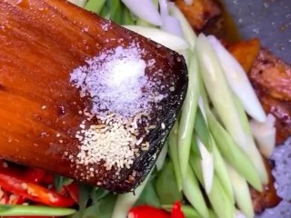 8、回锅肉,再加入鸡精和白糖，翻炒一分钟炒熟即可。