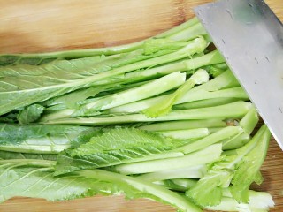 3、厨房挑战+素菜+清炒春菜,春菜洗干净用刀将春菜头拍拍(拍后一会炒的时候容易熟)