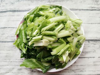 5、厨房挑战+素菜+清炒春菜,切好装盘子