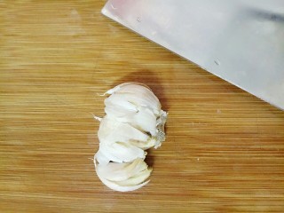 6、厨房挑战+素菜+清炒春菜,蒜头也用刀拍一下