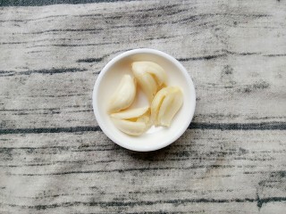 7、厨房挑战+素菜+清炒春菜,蒜头拍了后容易去皮，洗干净装碟子